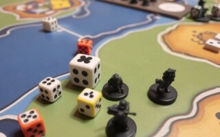 Игры с нестандартными компонентами: кубики, жетоны, миниатюры